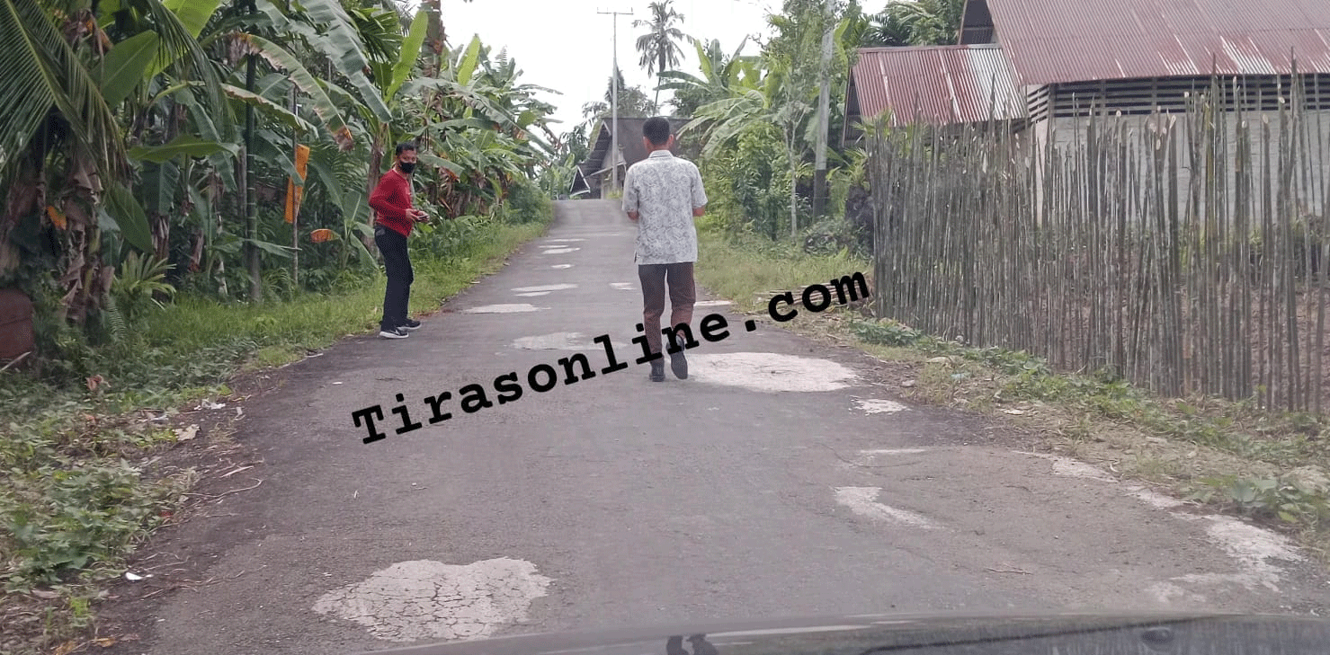 Ruas jalan di Nias yang ditambal sulam