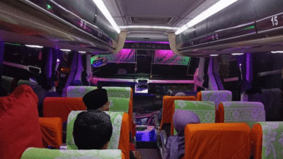 Kabin sebuah bus di kala malam. (kompas.com)