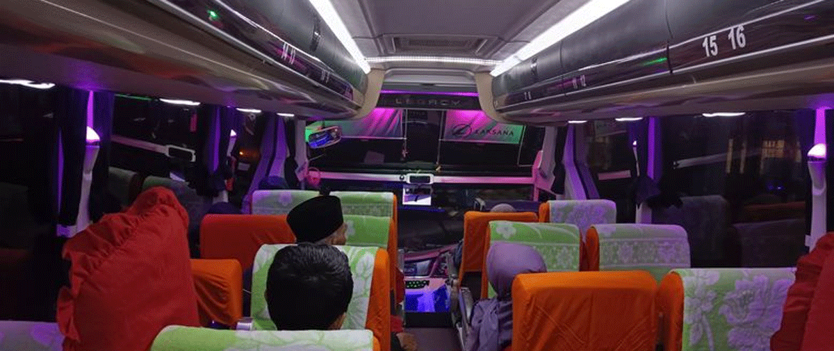 Kabin sebuah bus di kala malam. (kompas.com)