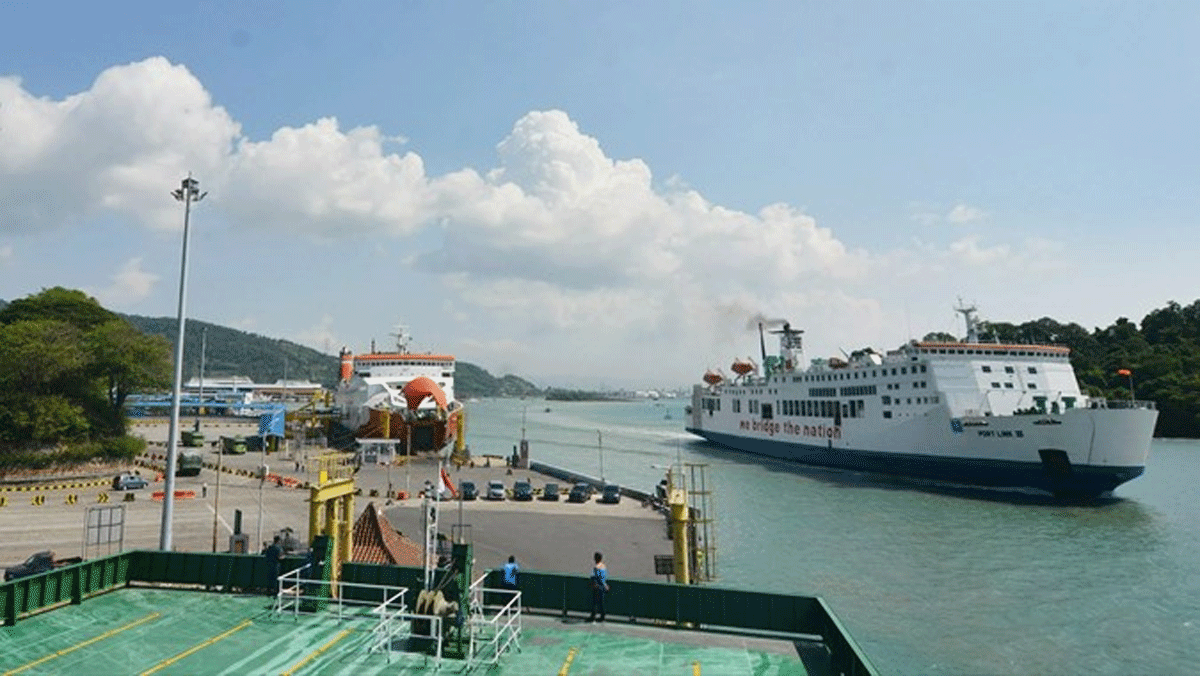 Kapal yang melayani penyeberangan di Selat Sunda. (pasardana)