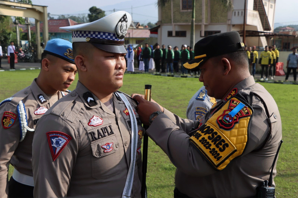 Kapolres pasangkan tanda pasukan operasi keselamatan