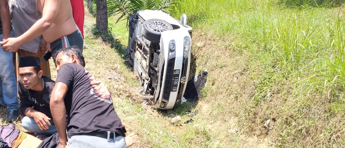 Sebuah mobil terperosok setelah mengalami kecelakaan