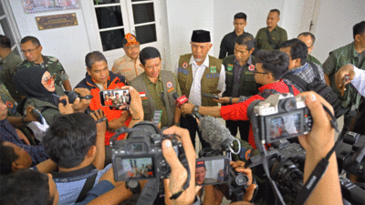 Kepala BNPB berikan keterangan oers di Padang. (biro adpim)