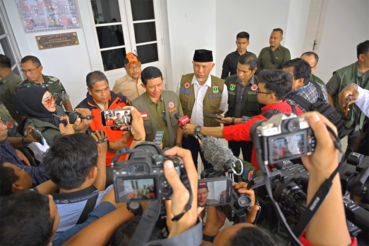Kepala BNPB berikan keterangan oers di Padang. (biro adpim)