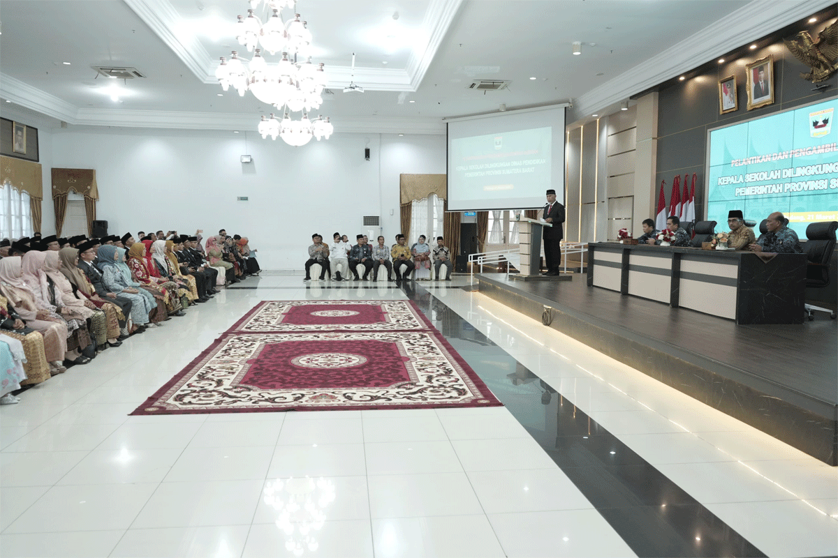 Gubernur beri arahan pada kepala SMA dan SMK yang dilantik. (Biro Adpim)