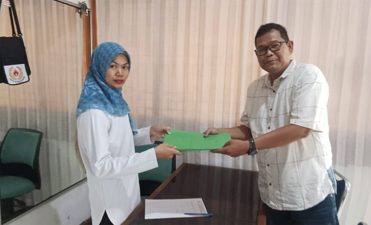 Sekretaris tim sembilan Renaldi Syahputra serahkan surat pemintaan musorkot KONI Sawahlunto