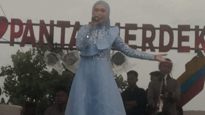 Madhani hibur penggemarnya di lapangan Merdeka, Sergai.
