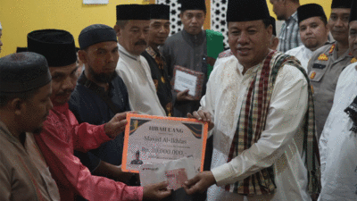 Bupati Suhardiman Amby serahkan bantuan untuk masjid