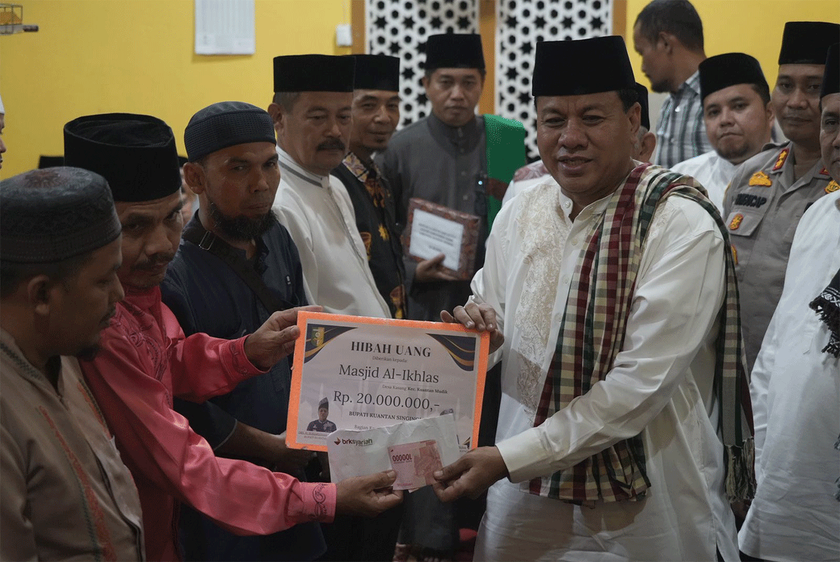 Bupati Suhardiman Amby serahkan bantuan untuk masjid