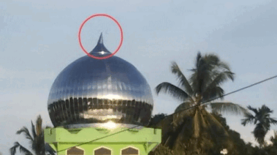 Tak ada lagi kepala kubah emas masjid di Buru, setelah digasak maling. (detikcom)