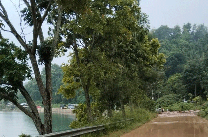Longsor di pinggir Danau Singkarak