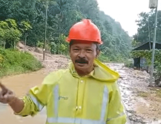 Longsor tutup badan jalan di tepi Danau Singkarak