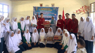 Foto bersama usai penyerahan bantuan