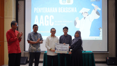 Rektor Efa Yonnedi serahkan beasiswa pada mahasiswa Unand yang berasal dari Alumni Andalas Golf Club. (humas)