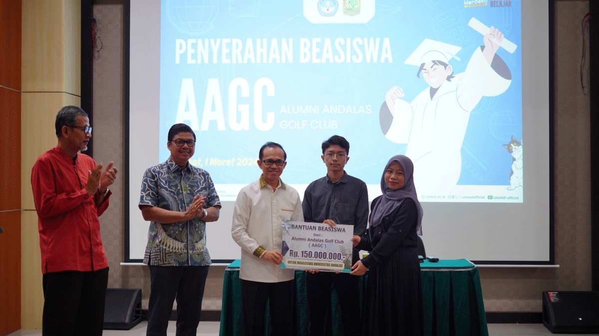 Rektor Efa Yonnedi serahkan beasiswa pada mahasiswa Unand yang berasal dari Alumni Andalas Golf Club. (humas)