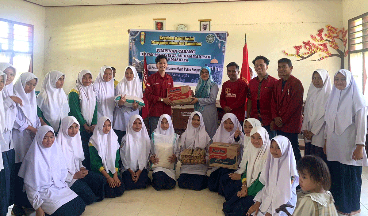Foto bersama usai penyerahan bantuan