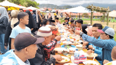 Warga makan siang di Pasar Wisata Sawah Tangah Usak, Kecamatan Lembah Gumanti, Kabupaten Solok