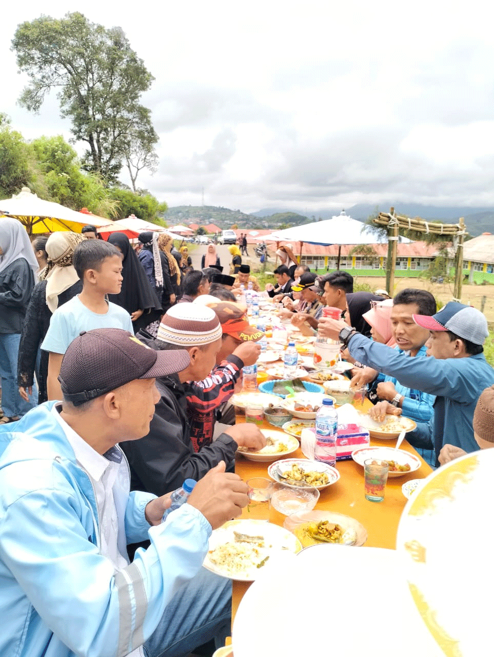 Warga makan siang di Pasar Wisata Sawah Tangah Usak, Kecamatan Lembah Gumanti, Kabupaten Solok