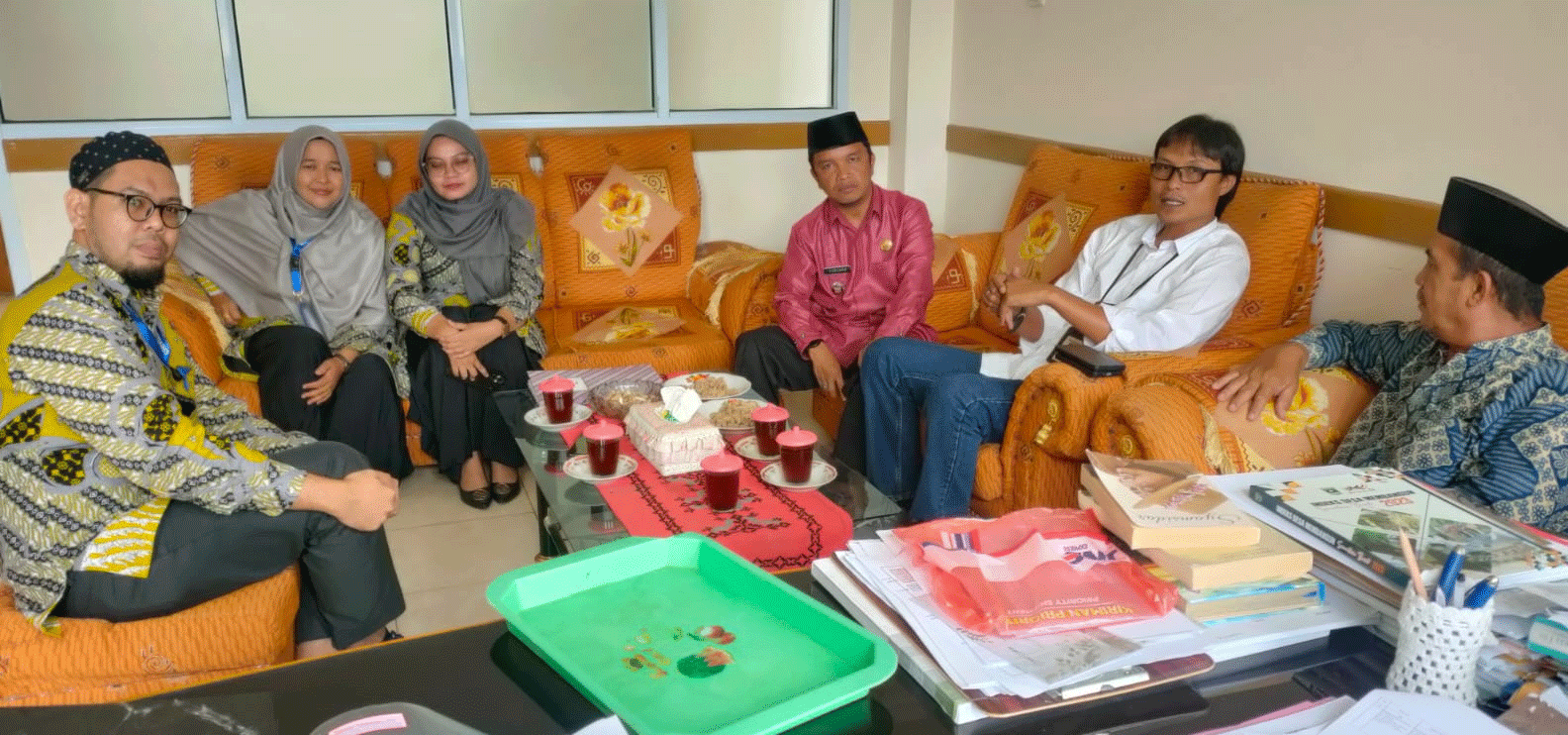 Pertemuan membahas persiapan peluncuran program Keroyok Kampung di Kantor Camat Matur