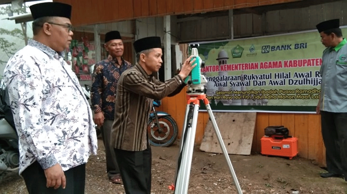Tim Badan Hisab Rukyat (BHR) Kabupaten Solok memantau hilal di Bukit Berbunga Panorama Dua Sitinjau Lauik, Minggu (10/3/2024)