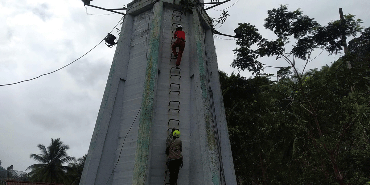 Pekerja tengah beraktivitas di menara masjid