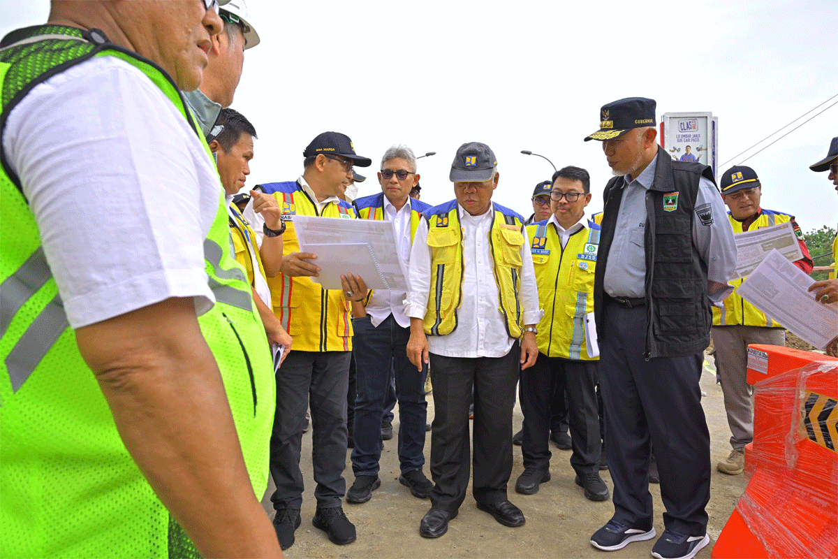 Menteri Pekerjaan Umum Perumahan Rakyat, Basuki Hadimuljono simak pemaparan tentang dampak banjir yang melanda Pesisir Selatan, Sumatera Barat. (Biro Adpim)