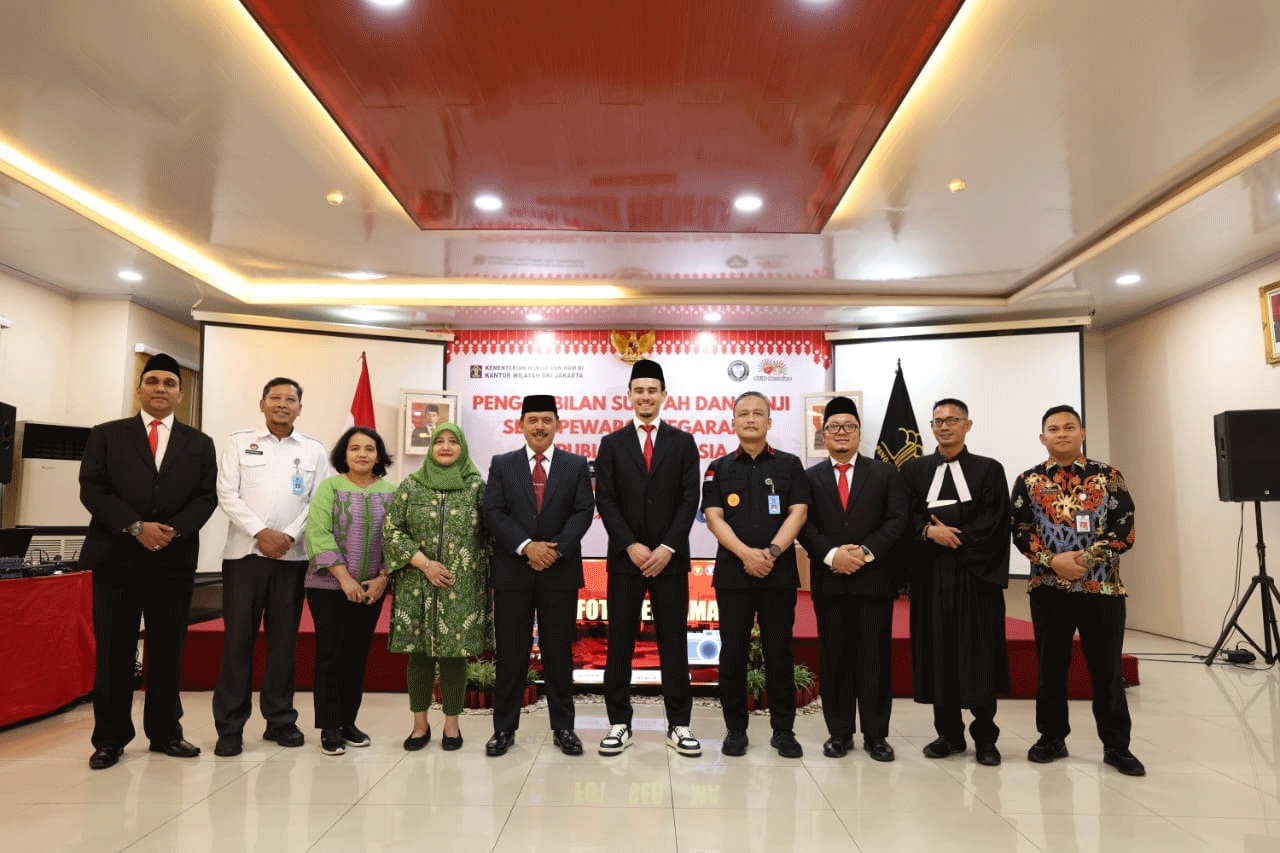 Foto bersama usai pengucapan sumpah Nathan Tjoe-A-On menjadi WNI. (pssi)