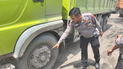 Polisi olah RKP di lokasi kecelakaan lalu lintas.