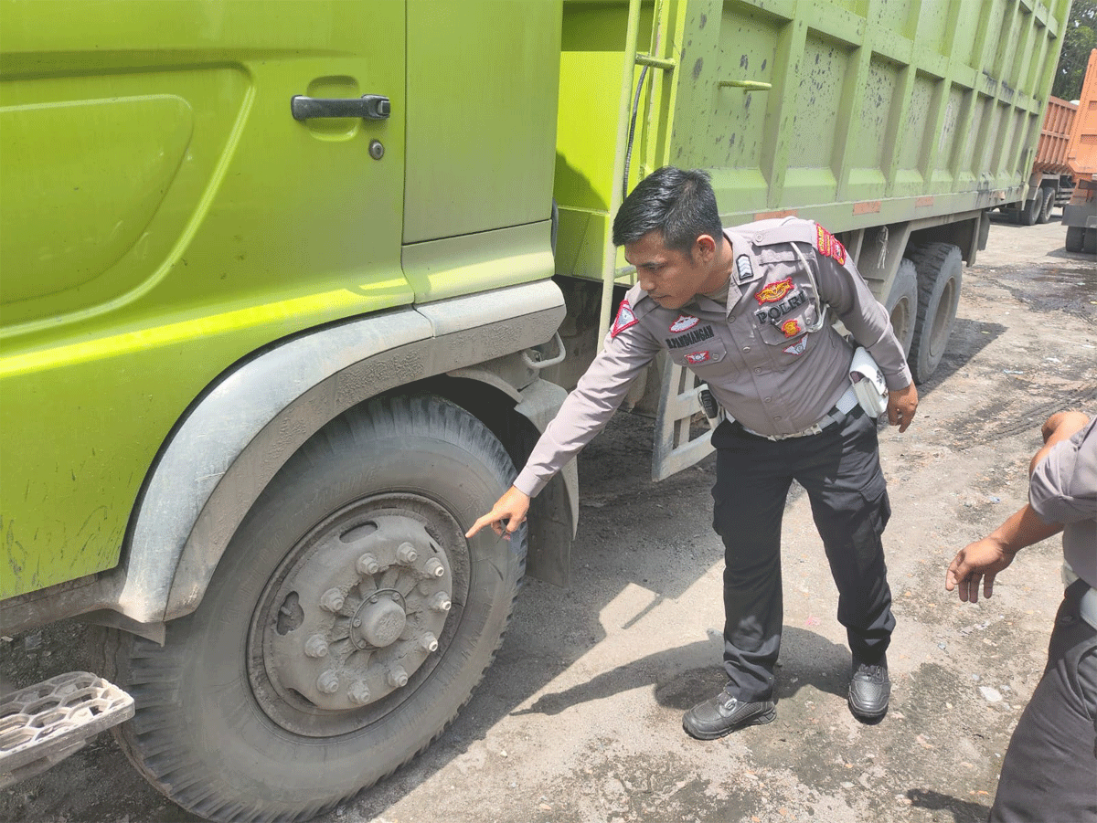 Polisi olah RKP di lokasi kecelakaan lalu lintas.