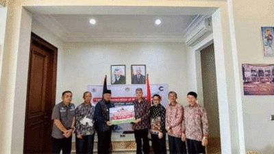 Wali Kota Solok, Zul Elfian Umar serahkan donasi untuk rakyat Palestina.