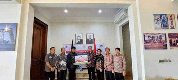 Wali Kota Solok, Zul Elfian Umar serahkan donasi untuk rakyat Palestina.