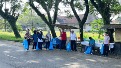 Aksi bersih-bersih sampah di lingkungan kawasan ibukota Kabupaten Dharmasraya