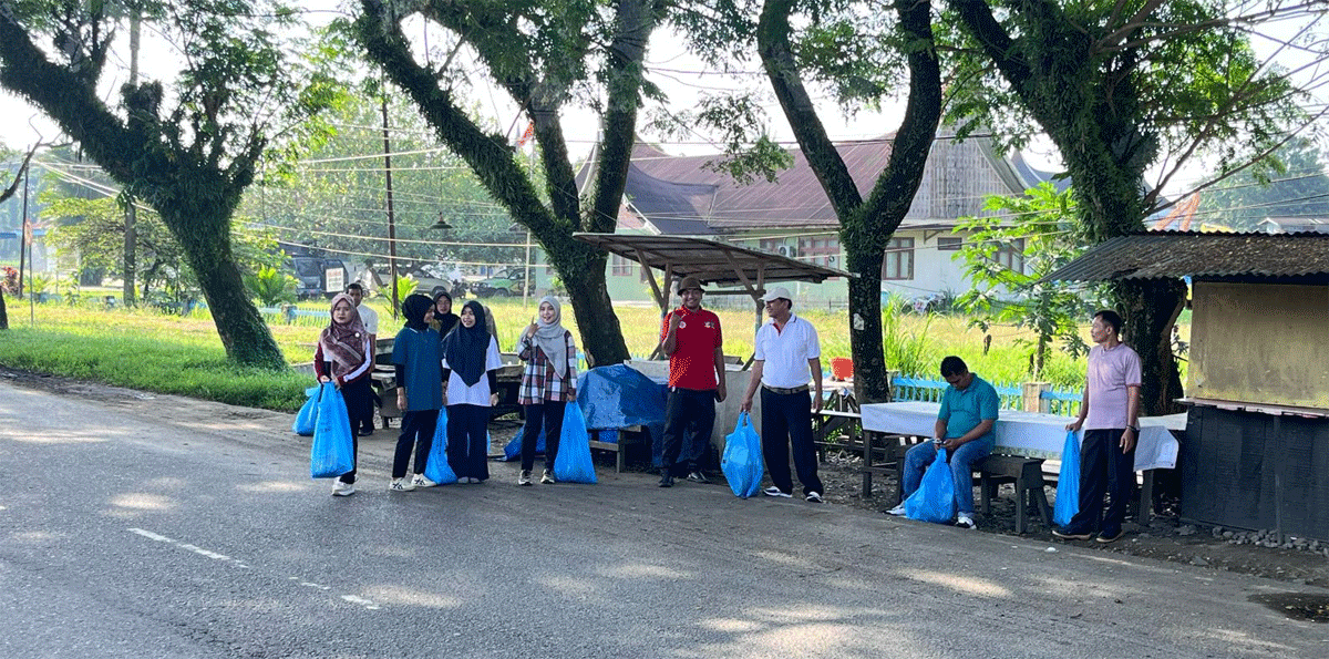 Aksi bersih-bersih sampah di lingkungan kawasan ibukota Kabupaten Dharmasraya