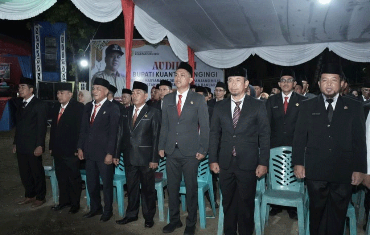 Para pejabat Pemkab Kuansing yang dilantik Bupati Suhardiman Amby. (riau.go.id)