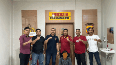 Tim kepolisian bersama terduga pelaku pencabulan (wajah disamarkan)
