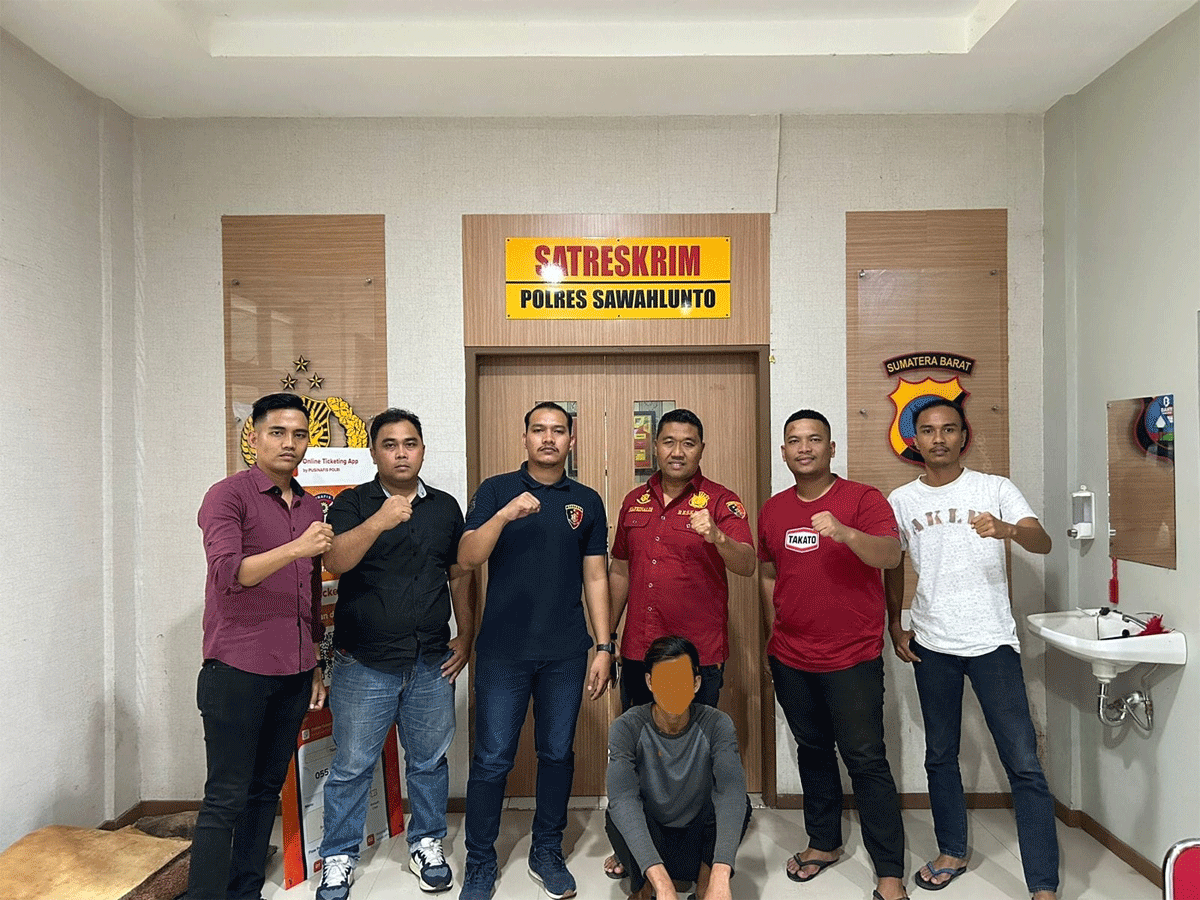 Tim kepolisian bersama terduga pelaku pencabulan (wajah disamarkan)