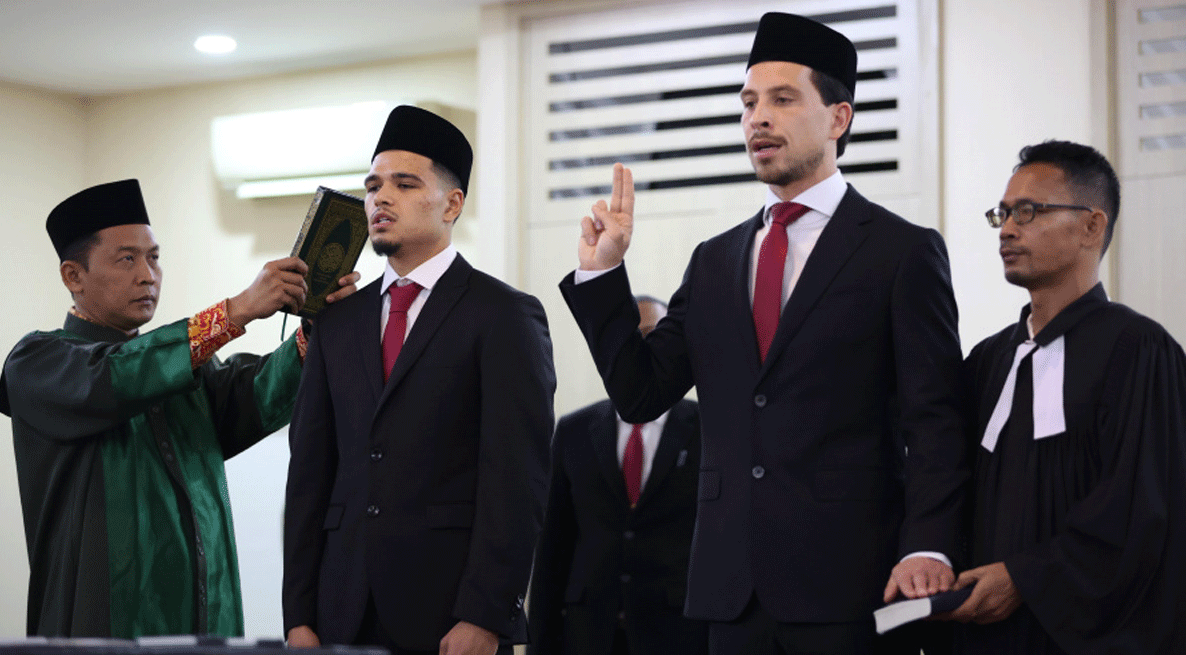 Dua pemain naturalisasi ucapkan sumpah jadi WNI. (pssi)