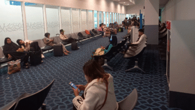Penumpang tujuan Padang istirahat di ruang tunggu KLIA2. (*)