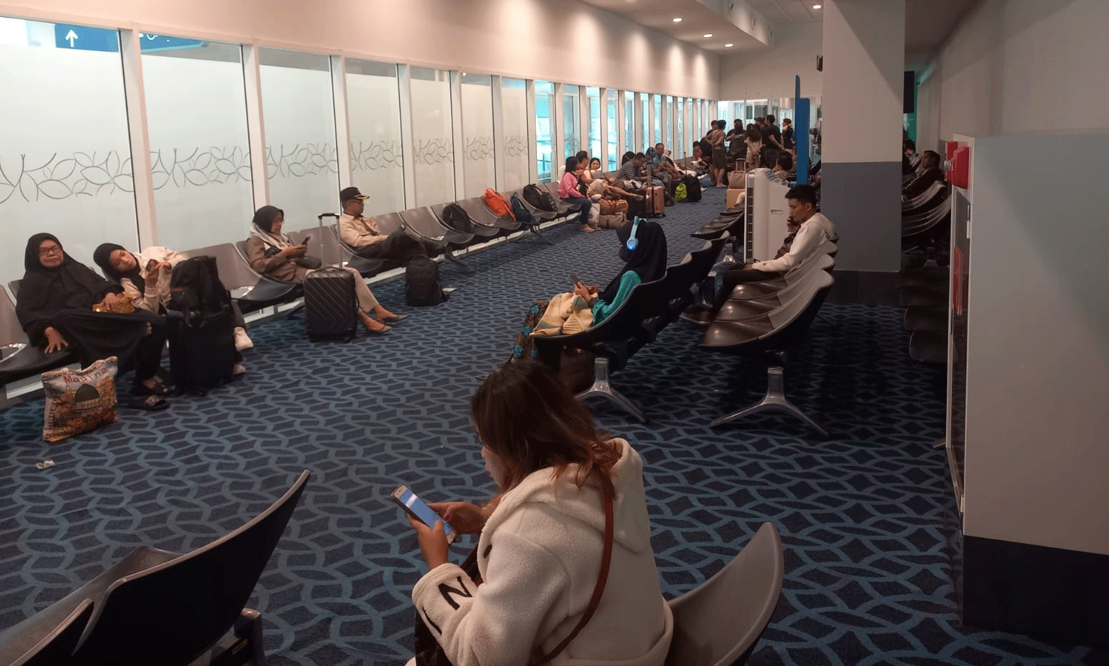 Penumpang tujuan Padang istirahat di ruang tunggu KLIA2. (*)