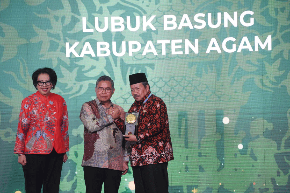 Bupati Agam terima Piala Adipura
