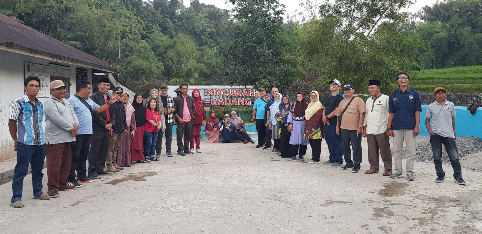 Wisatawan Malaysia di pemandiangan Pincuran Gadang, Matur, Agam