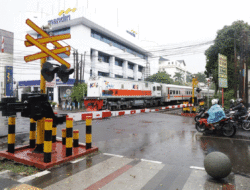 Jangan Asal Terobos Pintu Perlintasan, Emang Sanggup Ganti Kerusakan Kereta Api?