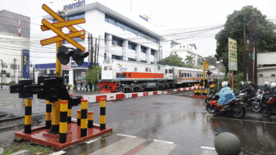 Salah satu pintu perlintasan kereta