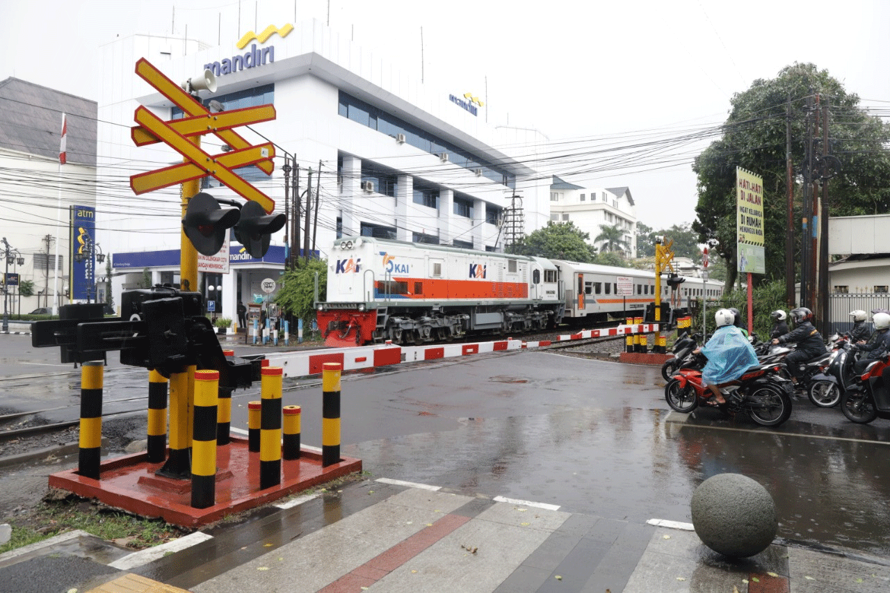 Salah satu pintu perlintasan kereta