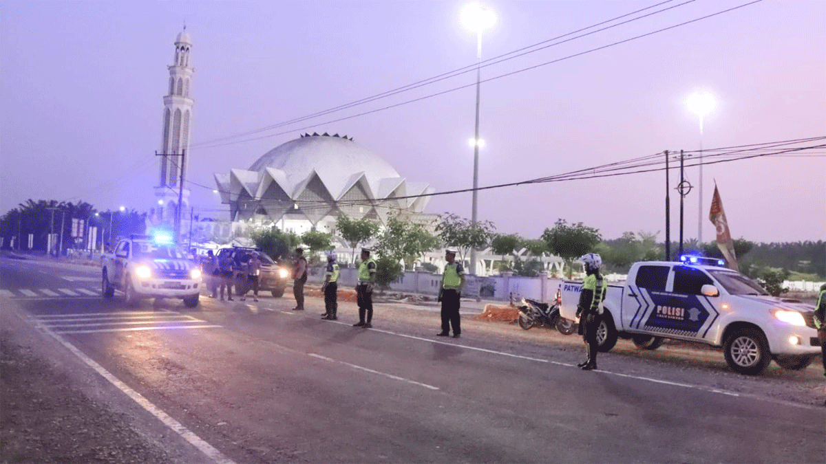 Petugas patroli saat subuh
