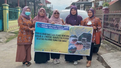 Pengurus Dewan Pimpinan Daerah (DPD) Perhimpunan Profesional Perekam Medis dan Informasi Kesehatan Indonesia (PORMIKI) Sumatera Barat bantu korban banjir bandang di Pesisir Selatan, Sabtu (16/3/2024).