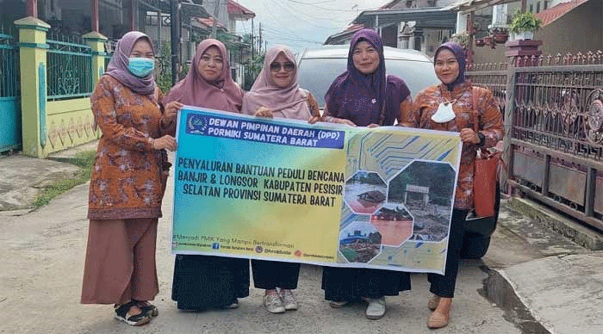 Pengurus Dewan Pimpinan Daerah (DPD) Perhimpunan Profesional Perekam Medis dan Informasi Kesehatan Indonesia (PORMIKI) Sumatera Barat bantu korban banjir bandang di Pesisir Selatan, Sabtu (16/3/2024).