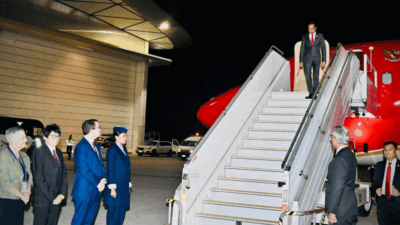Presiden Joko Widodo tiba di Bandar Udara Melbourne Jet Base, Australia, Senin (4/3/2024), sekitar pukul 20.45 waktu setempat usai menempuh penerbangan selama kurang lebih enam jam dari Jakarta. (BPMI Setpres/Laily Rachev)
