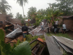 Puting Beliung Terbangkan Atap Rumah Nurhayati di Tanjung Beringin dan Timpa Rumah Tetangga Hingga Rata dengan Tanah