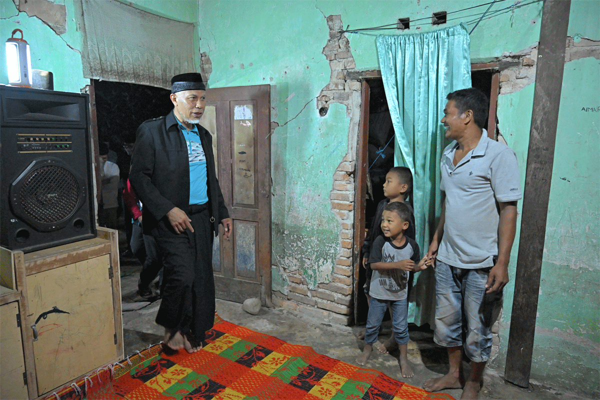Gubernur singgah sahur di rumah warga. (Biro Adpim)